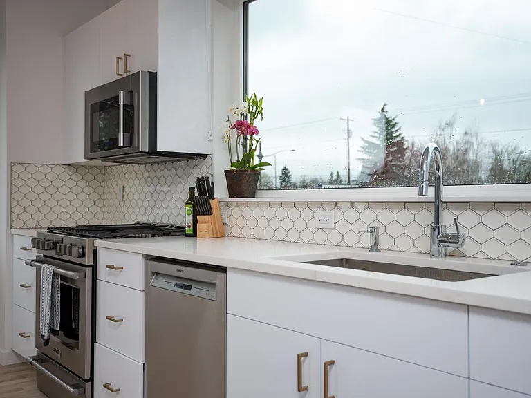 Kitchen with Tiled Backsplash, Two-way Blinds & High-end App