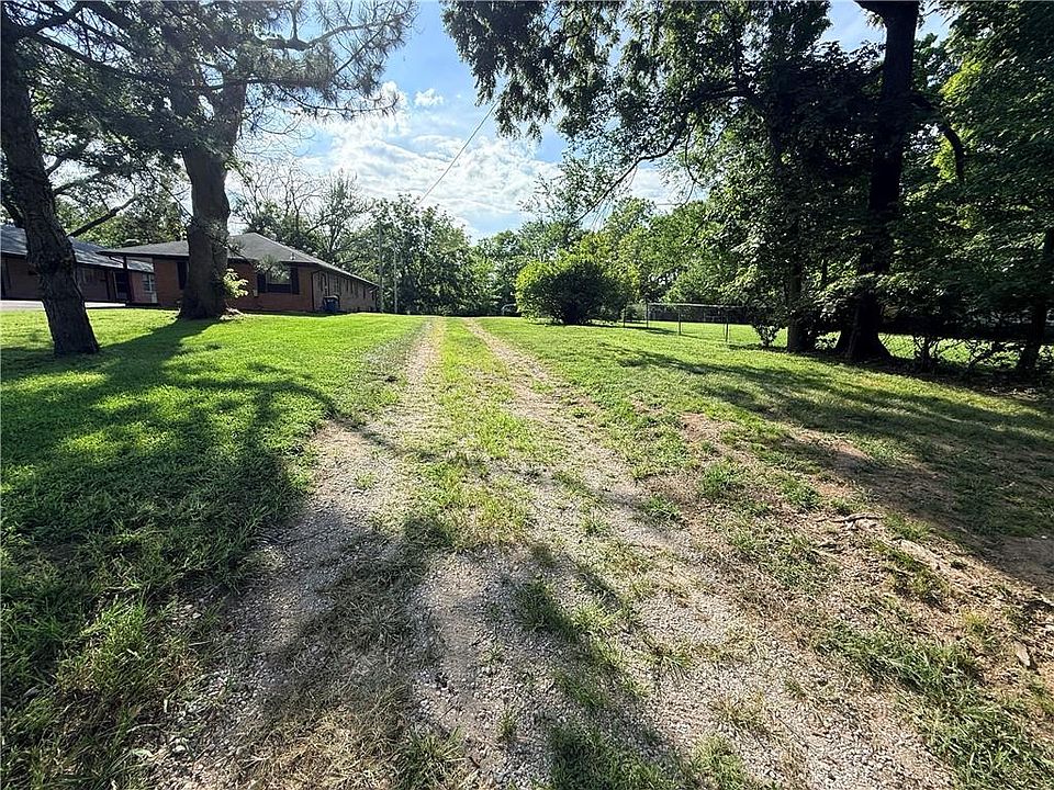 2nd image of 1304 N River Blvd