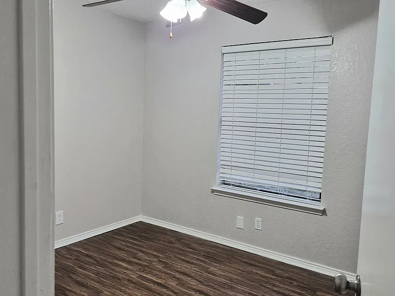406 Matt Ln — Photo 10
