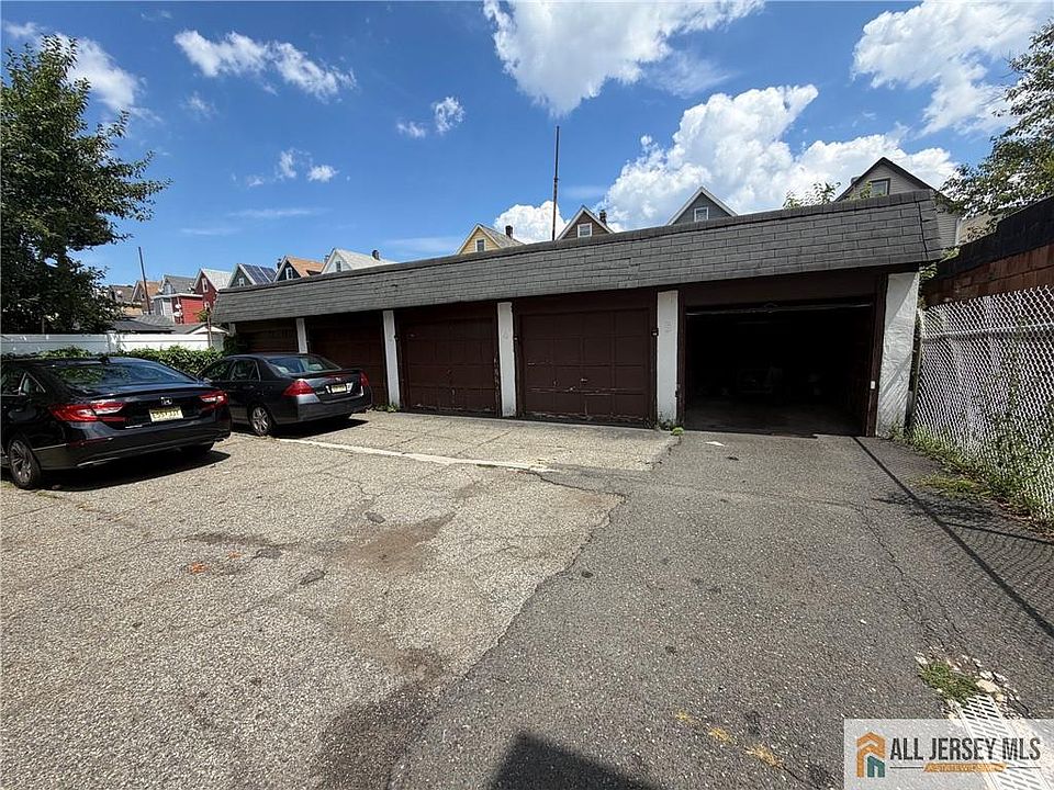 2nd image of 212 Sherman St