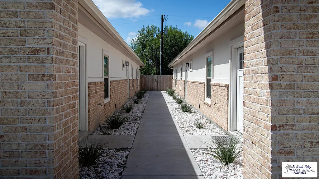 3 bed, 2.0 bath, 1200 sqft, $1,350 — Photo 2