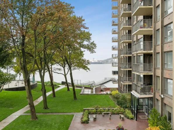 166-25 Powells Cove Boulevard image 22 of 40