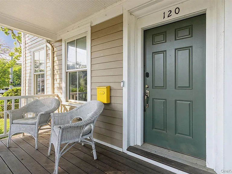 120 Verplanck Ave — Photo 2