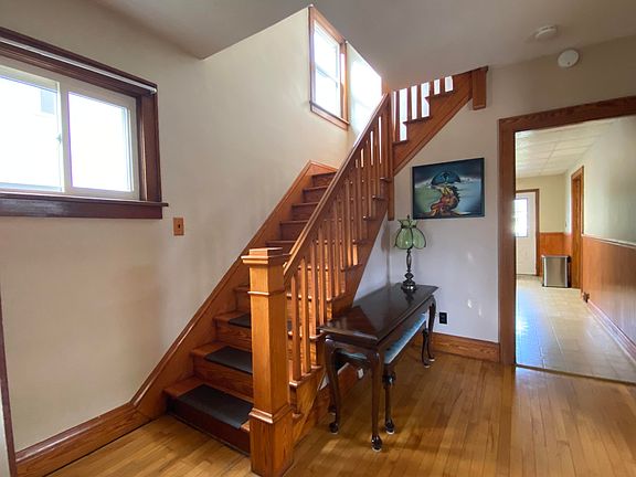 4th image of 533 Maple St