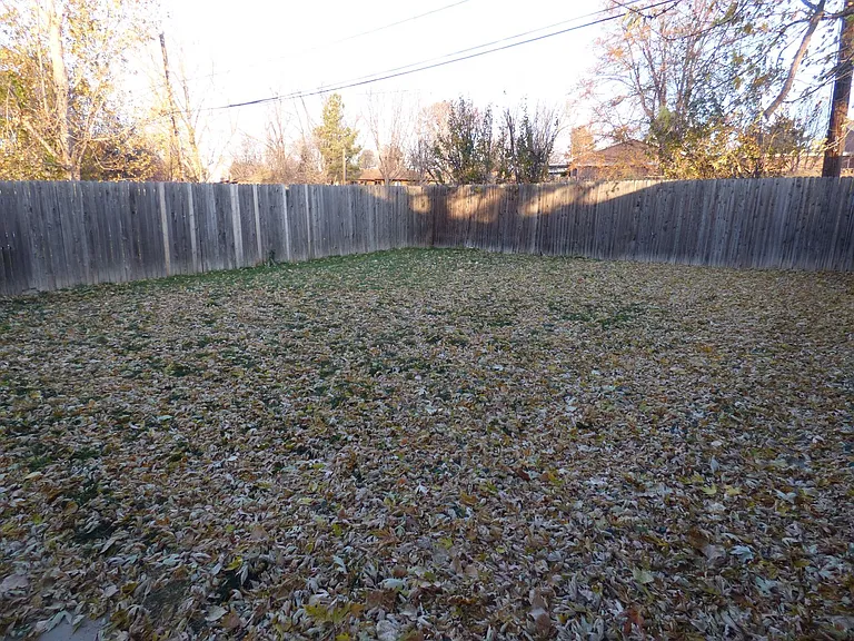 1079-1083 Winona Dr — Photo 14
