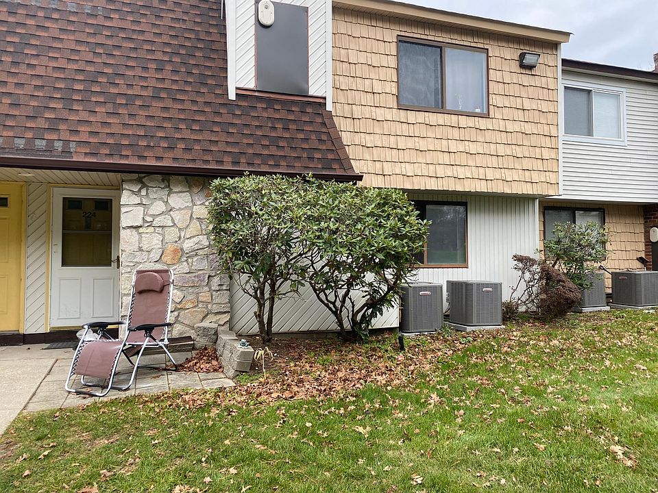 1st image of 223 Pointe Cir N #223