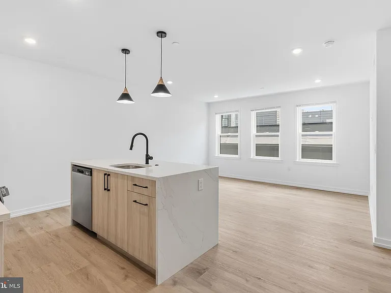 209 New St #5F — Photo 4