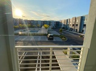 2555 193rd St #2220, Miami, FL 33180