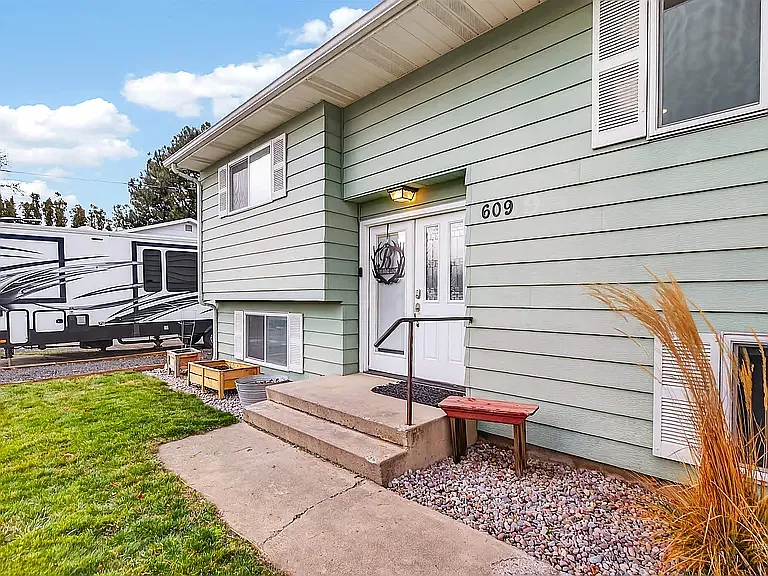 4 bed, 1978 sqft, $2,550 — Photo 2