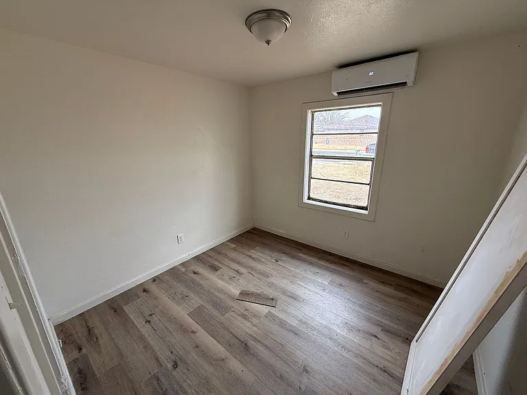 2806 E 30th St — Photo 3