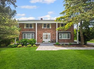 294 Oak Neck Ln, West Islip, NY 11795