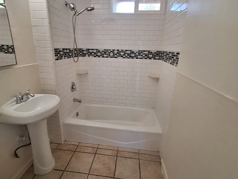 5255 Delong St — Photo 5