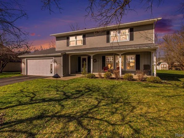 49 Edgemont Dr, Howell, MI 48855