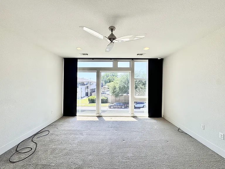 207 Adrian Dr — Photo 7