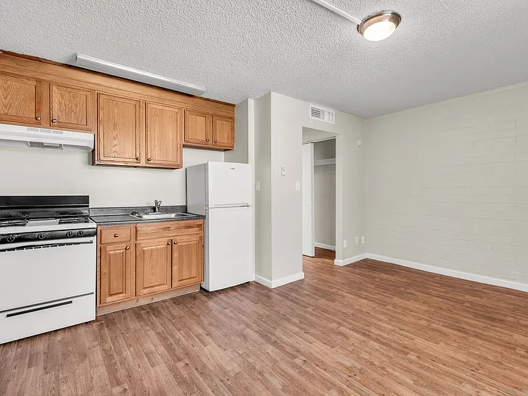 Elton Studio Suites — Photo 17
