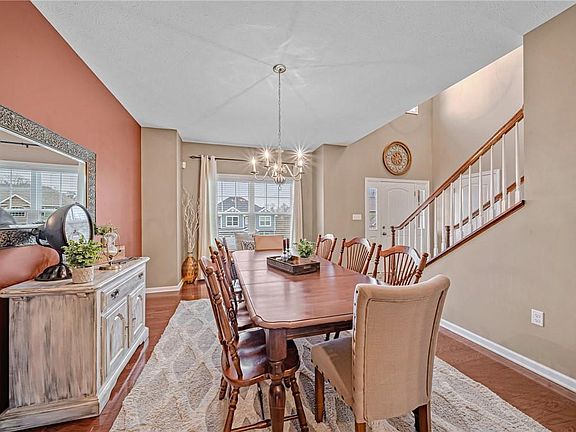 3rd image of 3145 Warwick Dr