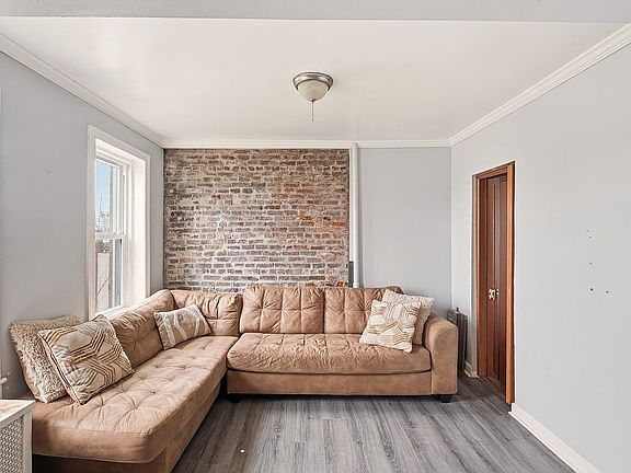 4th image of 139 Milford St Floor 1