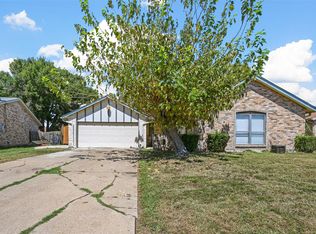 646 Lynne Dr, Grand Prairie, TX 75052