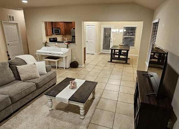 4th image of 605 Carly Ann Ln