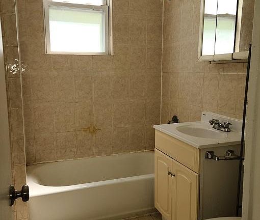 5th image of 14 Pershing Pl APT 1