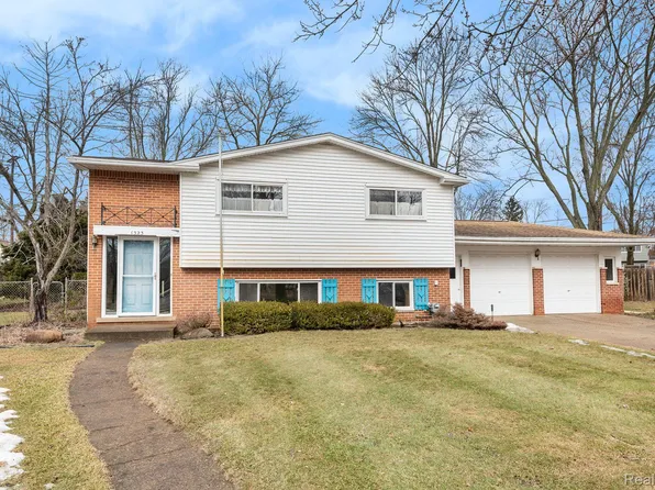 1323 Nancywood Ct, Waterford, MI 48327