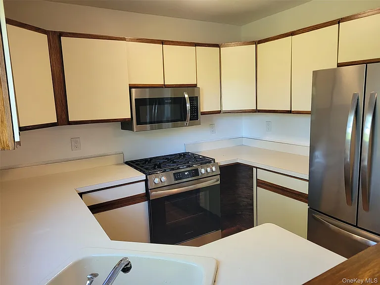 40 Brick Pond Rd — Photo 3