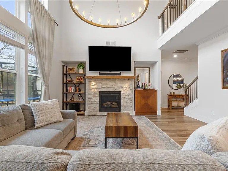 409 Carmichael Cir — Photo 16