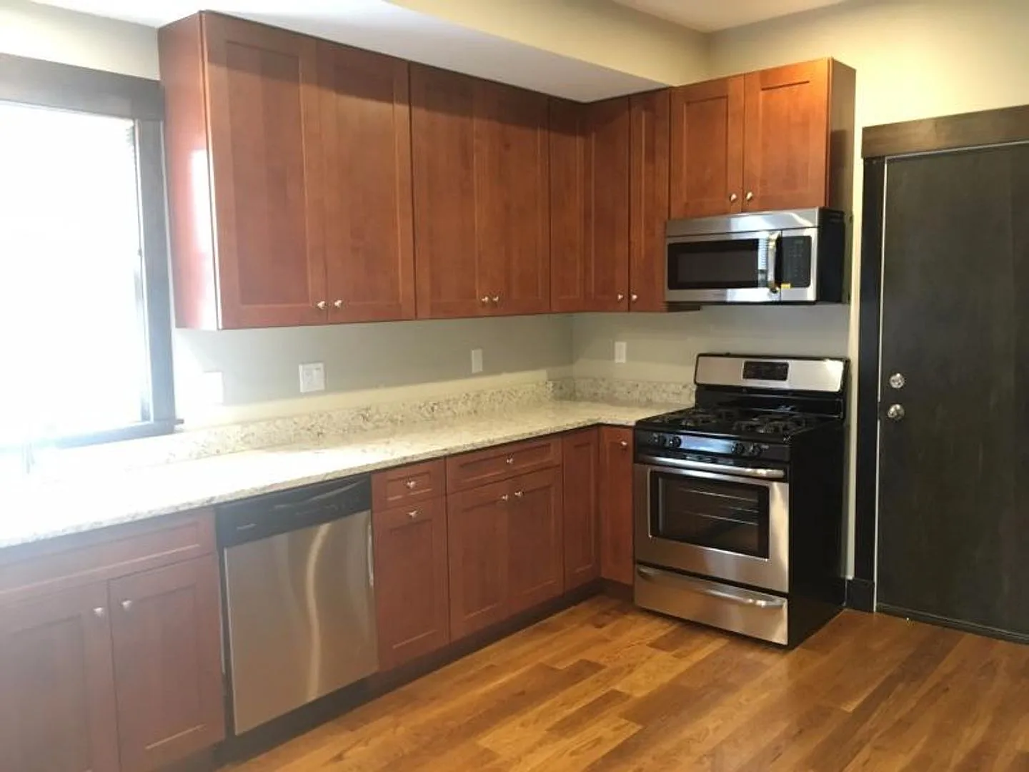 No Brokers Fee, In-Unit Washer and Dryer, Central heat/AC, Eat-in Kitchen, Steps from the t Stop — Photo 1