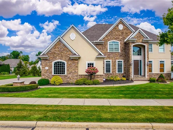 343 Glasgow Dr, Highland Heights, OH 44143