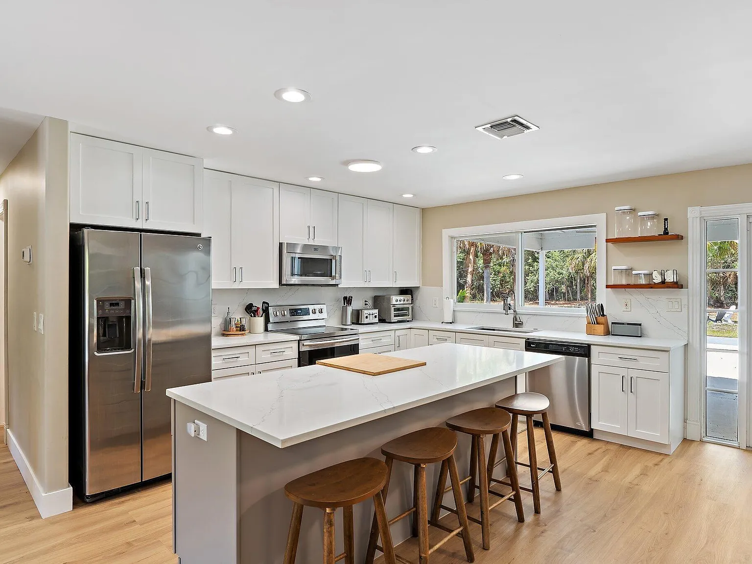 4 bed, 3.0 bath, 2142 sqft, $5,500 — Photo 3