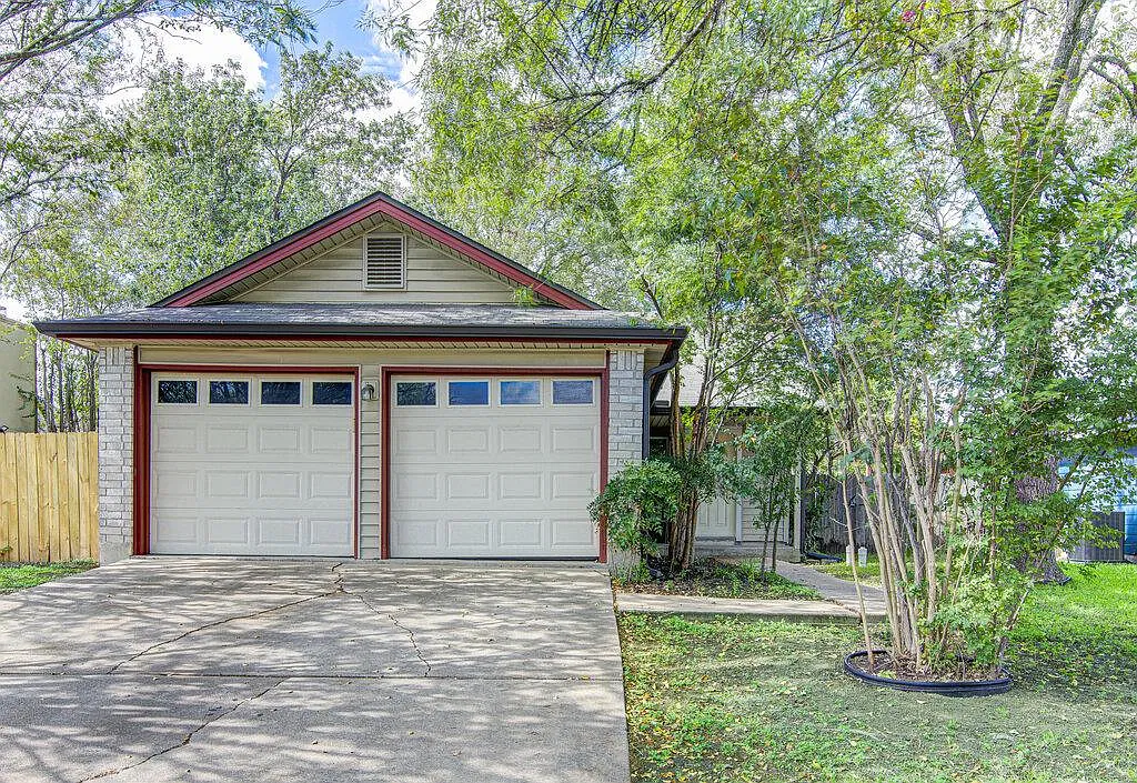3 bed, 2.0 bath, 1086 sqft, $2,195 — Photo 2
