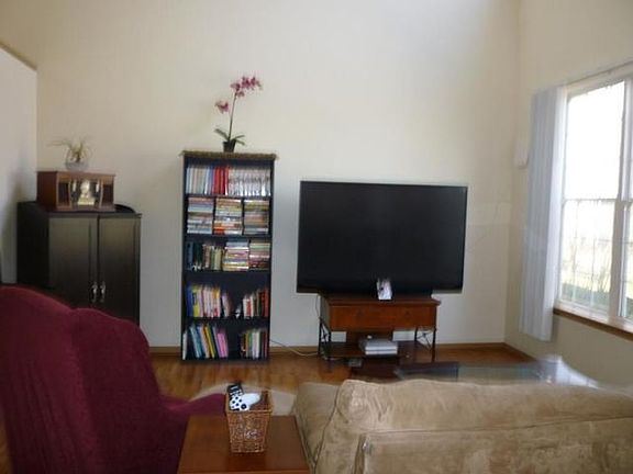 3rd image of 525 Shakespeare Dr
