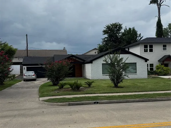 10042 Westview Dr, Houston, TX 77055