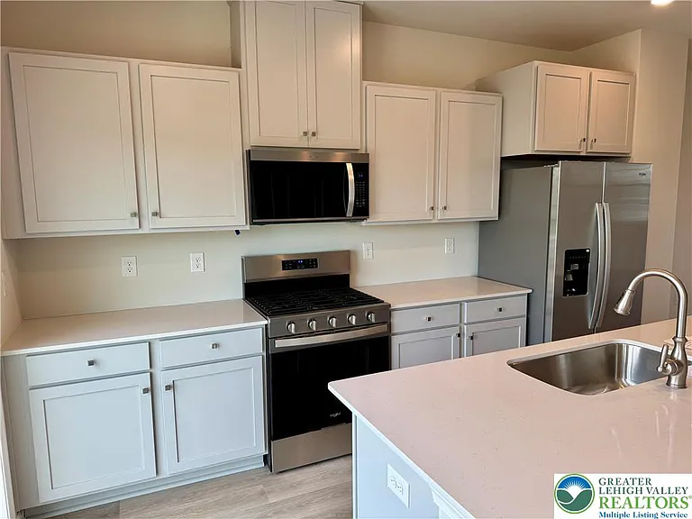 8203 Alexander Ct — Photo 11