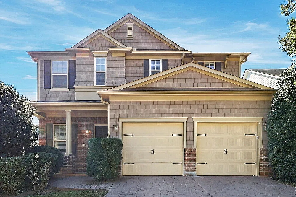 3 bed, 2.5 bath, 2922 sqft, $2,640 — Photo 1