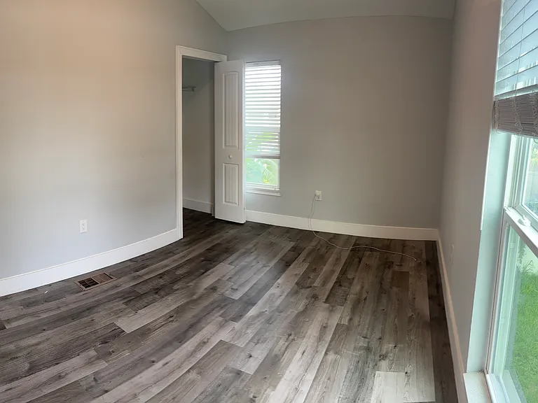 2487 Randall St — Photo 5