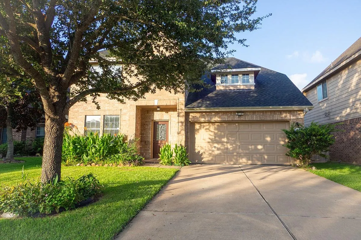 5 bed, 3.0 bath, 2377 sqft, $2,450 — Photo 1
