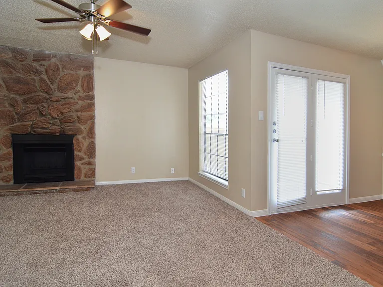 Woodbridge Crossing Apartments — Photo 18