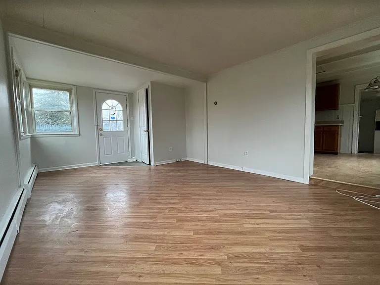 647 N County Line Rd — Photo 2