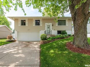 5710 Oakbrook Rd, Davenport, IA 52806