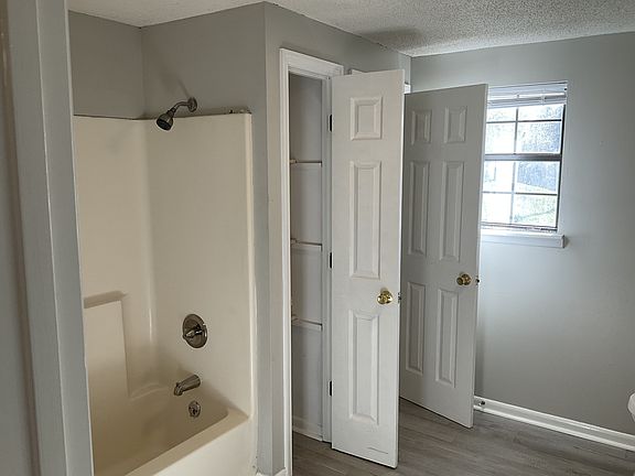 3rd image of 116 Plaza Dr