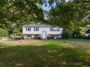34 Seneca Dr, Trumbull, CT 06611