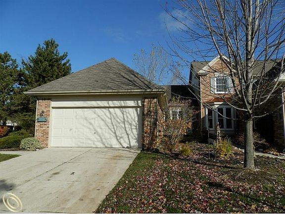 3rd image of 39528 Village Run Dr