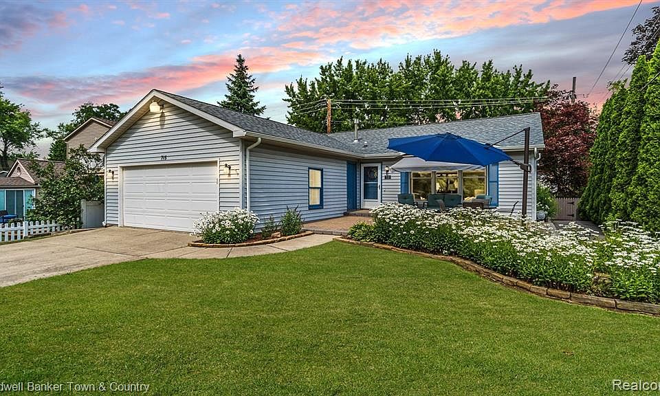 715 Lakeside Dr, Waterford, MI 48328 Zillow