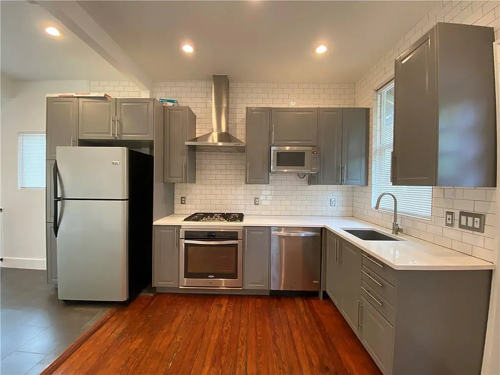 3 bed, 1020 sqft, $3,995 — Photo 2