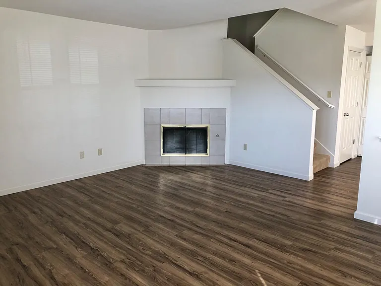 830 E Dana St — Photo 3