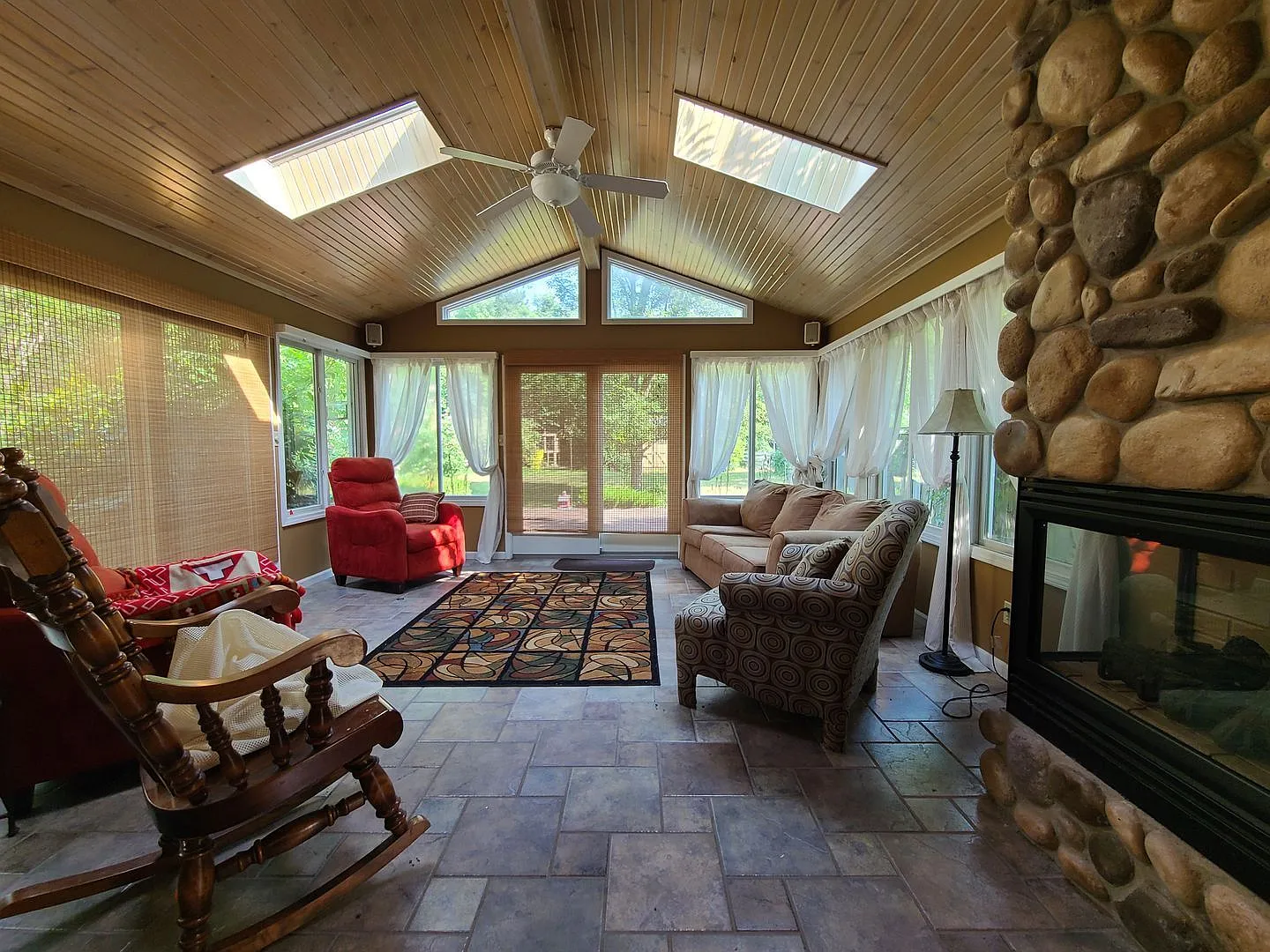 3 bed, 2.0 bath, 2000 sqft, $2,700 — Photo 2