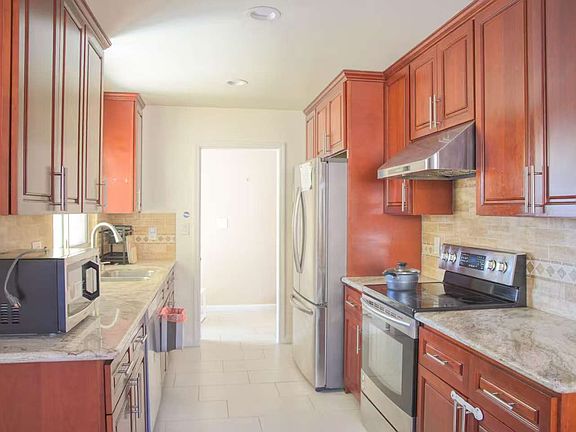 3rd image of 1096 Belford Dr
