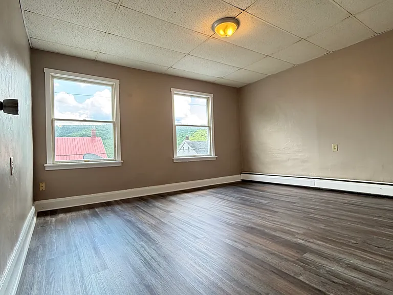 418 Center Ave — Photo 17