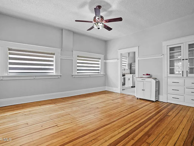 305 E River Ave — Photo 4